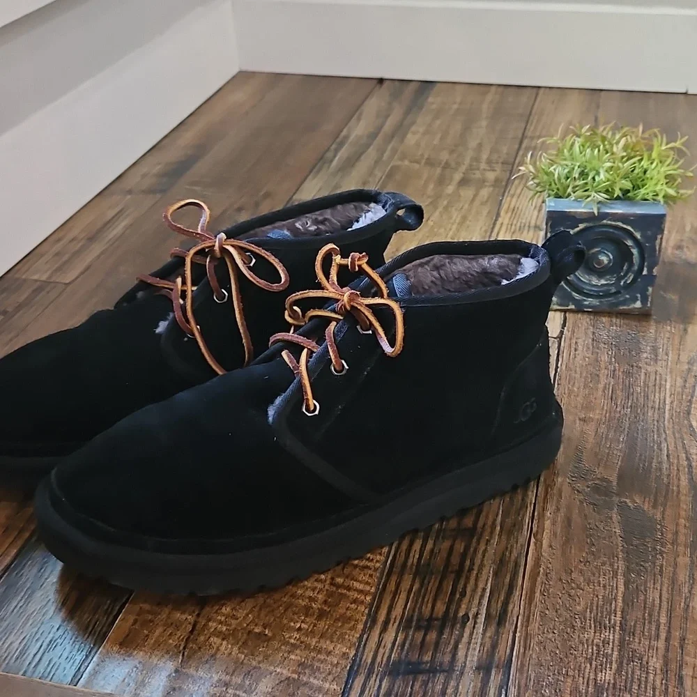 UGG Men's Black Chukka Suede‎ Leather Boots with Brown Laces. Size 10